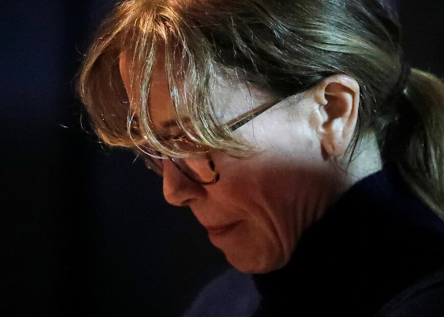 Mamá demanda a Felicity Huffman y Lori Loughlin por soborno a universidades
