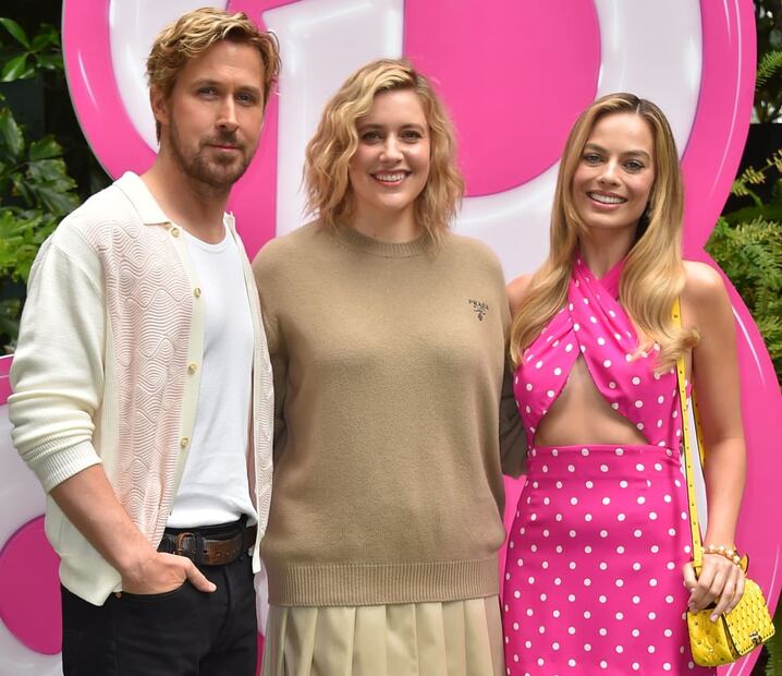 Ryan Gosling y Margot Robbie con la directora Greta Gerwig / AP