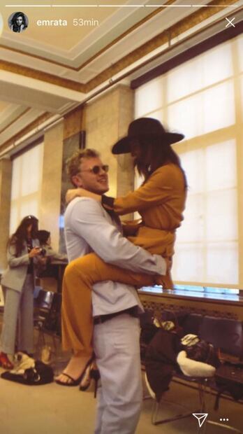 De amarillo y con sombrero: así se casó hoy Emily Ratajkowski