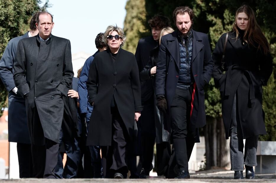 Bruno Gómez-Acebo, Simoneta Gómez-Acebo y Alejandro Borja Thyssen-Bornemisza saliendo del cementerio de San Isidro de Madrid donde Fernando Gómez-Acebo fue enterrado / EFE