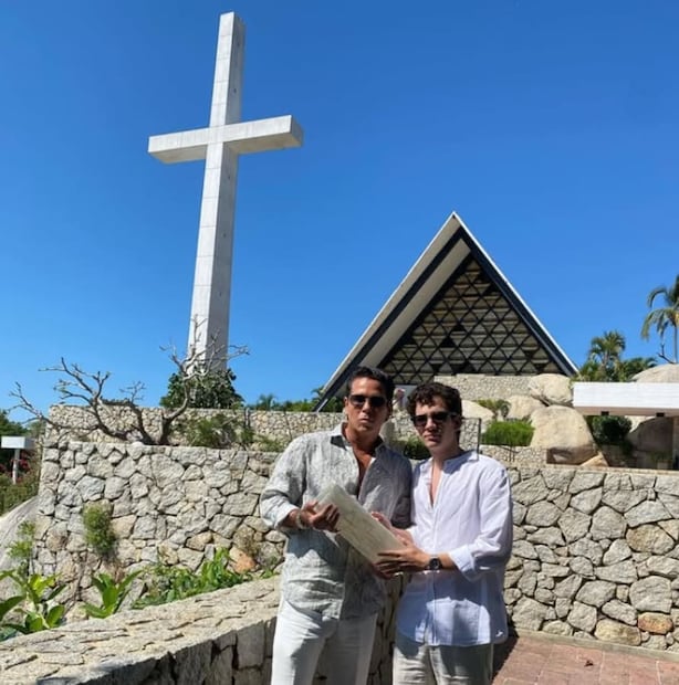 Roberto Palazuelos y su hijo en Acapulco / Foto: Instagram