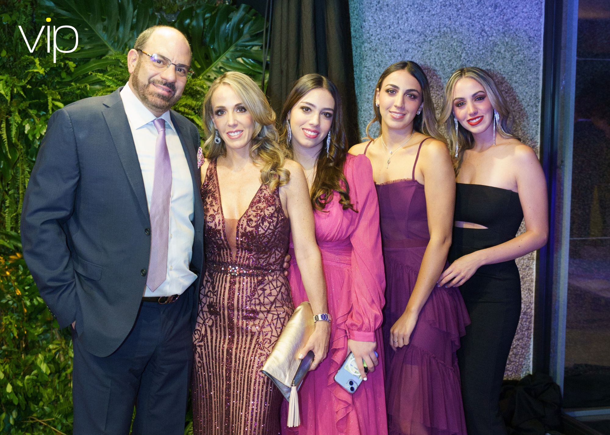 Víctor Basila y Beatriz Quintanilla con Lucía, Andrea y Sofía Basila. (Foto: Héptor Arjona)