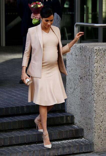 Meghan Markle luce atuendo de más de 90 mil pesos en su visita a National Theatre