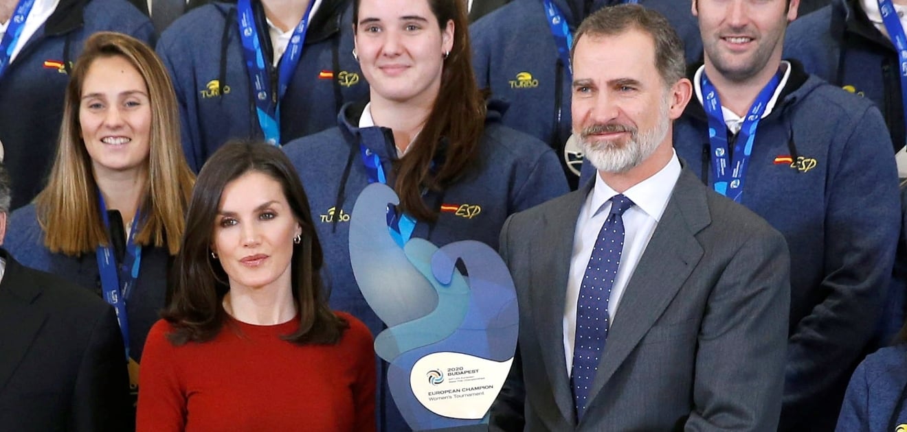 La reina Letizia impone estilo con culottes y stilettos