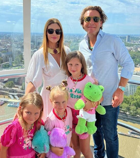Michelle Torres y Mateo Gorina con sus hijas Sienna, Gala y Masha / Instagram: @michelle2torres