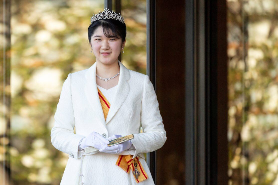 Aiko de Japón usa corona por primera vez en ceremonia real