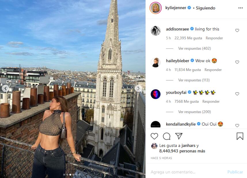 Kylie Jenner arde en crop top y jeans en viaje a París con Fai Khadra