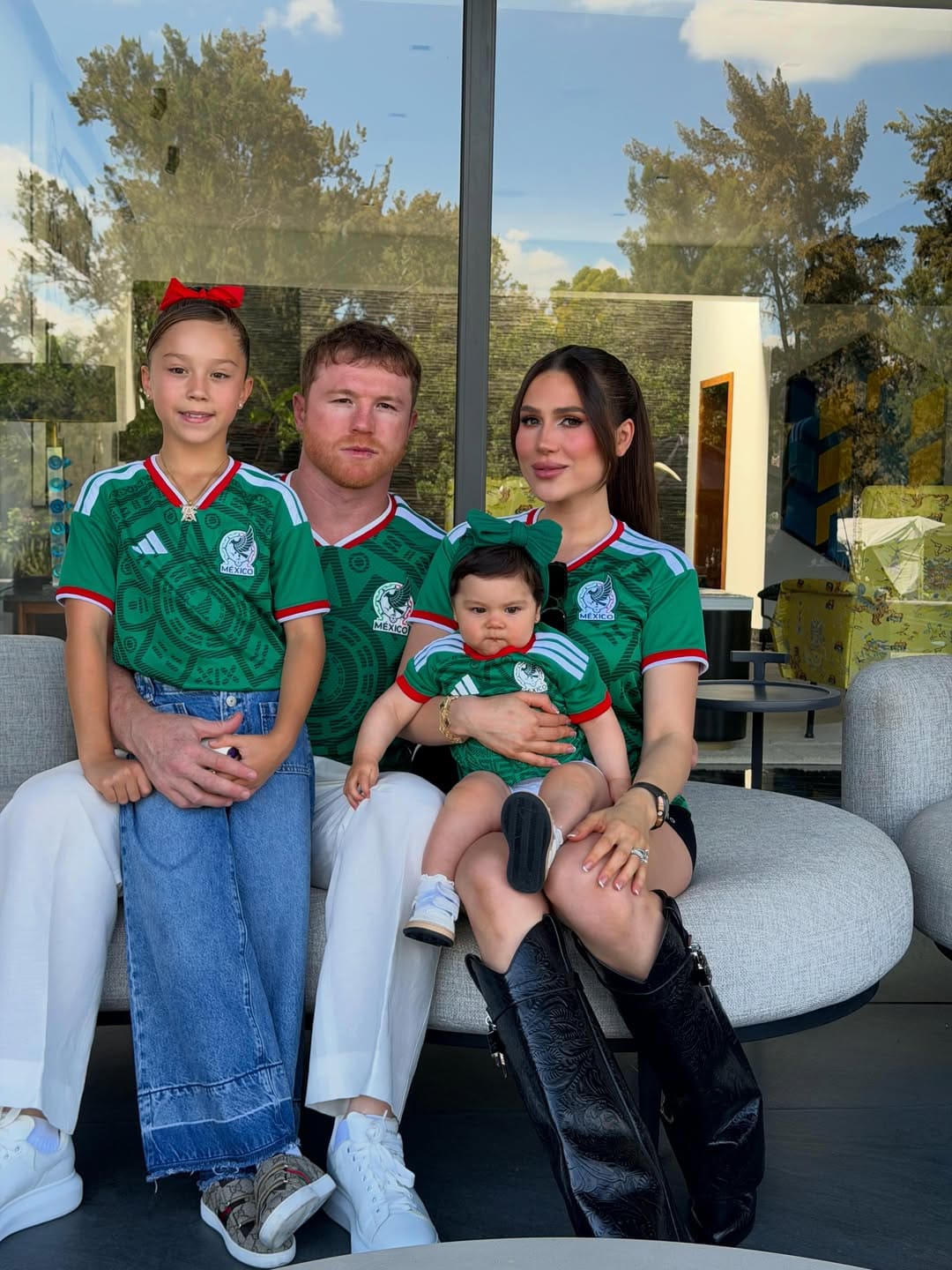 Saúl Álvarez, Fernanda Gómez, María Fernanda Álvarez Gómez y Eva Victoria Álvarez Gómez. (Foto: Instagram)