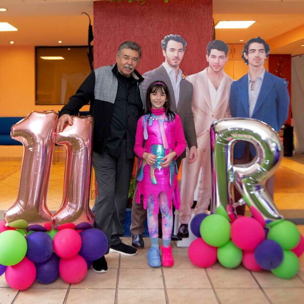 Regina junto a su abuelo Jorge Ortíz de Pinedo / Foto: Cortesía