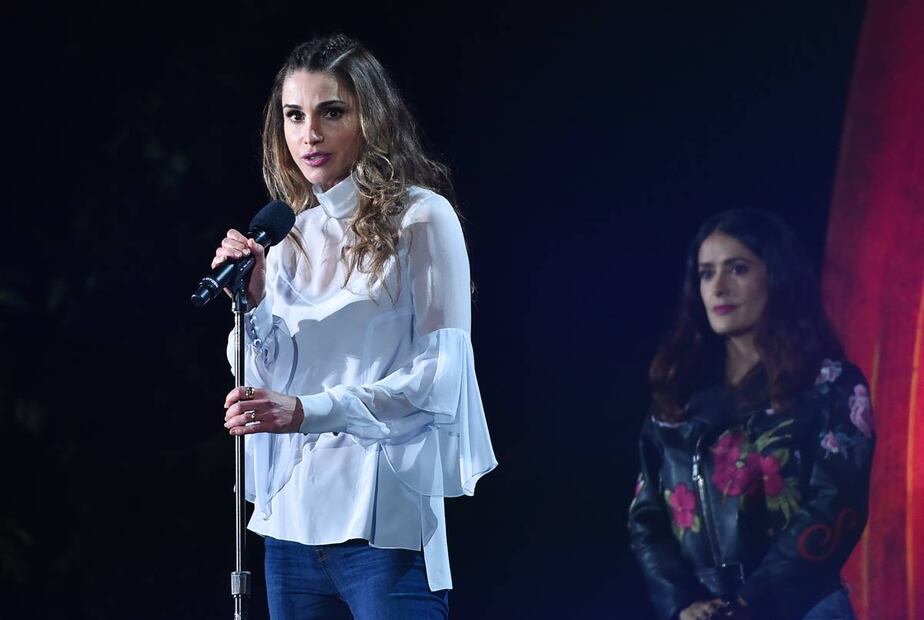La reina Rania de Jordania conquista de blanco con look ejecutivo 