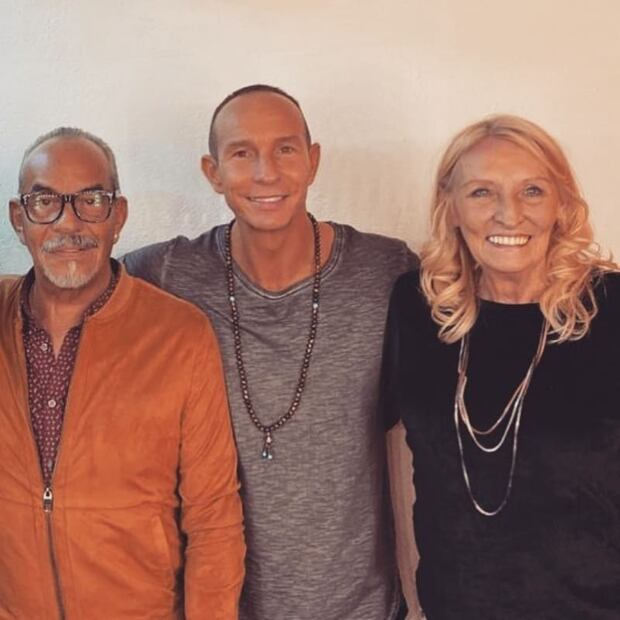 Erik Rubin con sus papás Mayra Milanszenko y José Ángel Rubín / Foto: Instagram