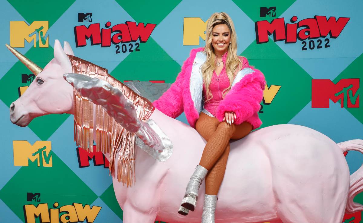 Karla Díaz llegó a bordo de un unicornio gigante a los MTV Miaw 2022