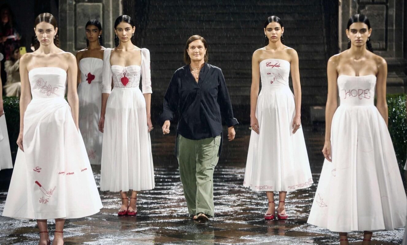 Maria Grazia Chiuri, directora creativa de Dior, al finalizar el desfile de la colección Crucero 2024 en el Colegio de San Ildefonso el 20 de mayo / AFP