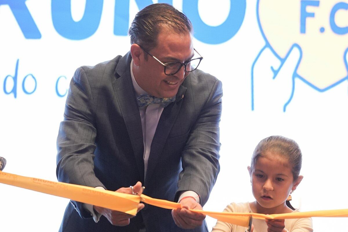 Manuel Figueroa dando  por inaugurada la subasta. (Foto: Héptor Arjona)