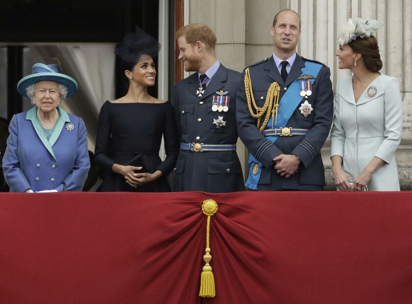 La reina Isabel complacida de que Meghan Markle se haya convertido en un miembro de su familia