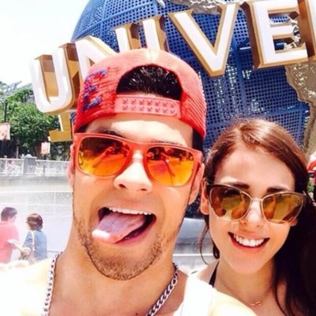 Famosos jóvenes con novios más grandes que ellos