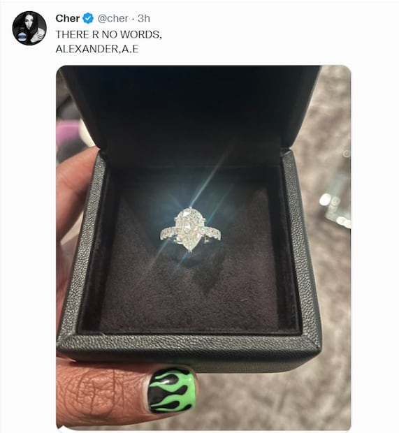 Cher presume GIGANTE anillo de diamantes ¿ya se comprometió con su novio?