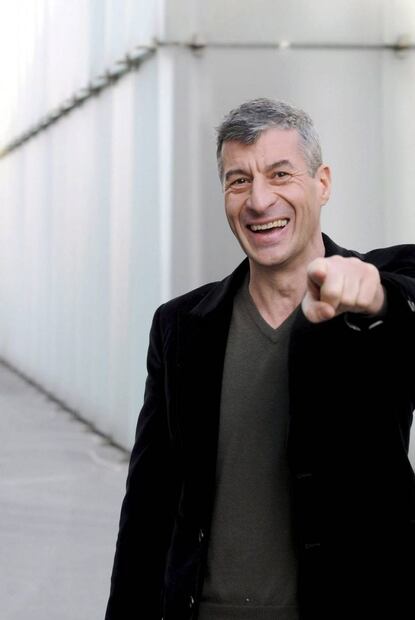 Un plátano pegado a la pared, del artista Maurizio Cattelan, es vendido en 120 mil dólares