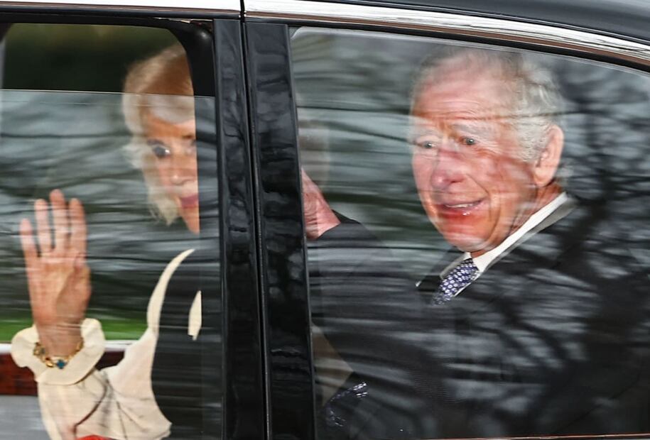 El rey Carlos III y la reina Camila captados saliendo de Clarence House / AFP