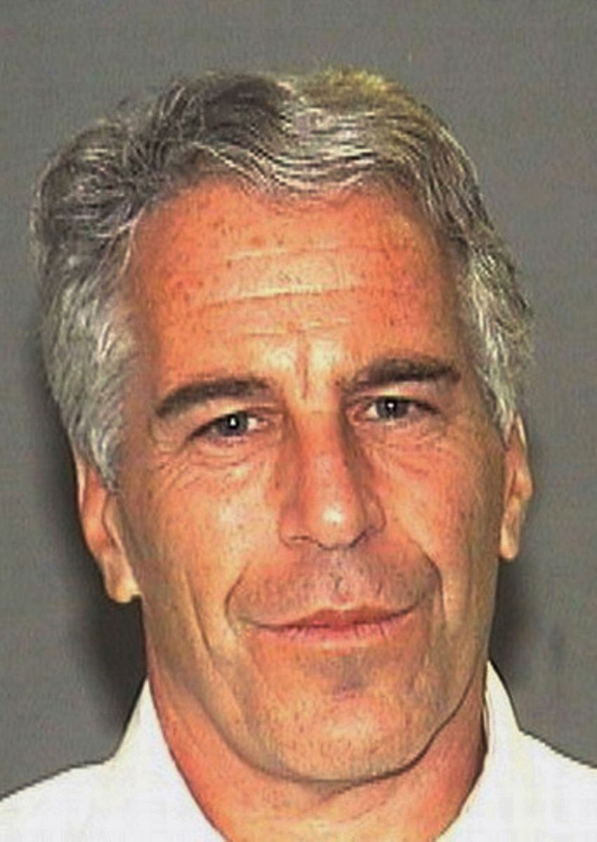Ex empleado de Jeffrey Epstein confirma que el príncipe Andrés estuvo con una menor de edad 