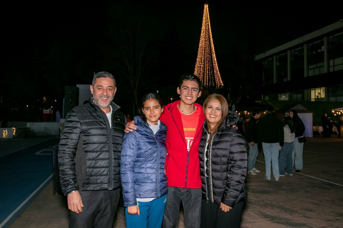 Carlos, Ana Sofía y Carlos Izquierdo con América Palma. (Foto: Arturo Quintero)