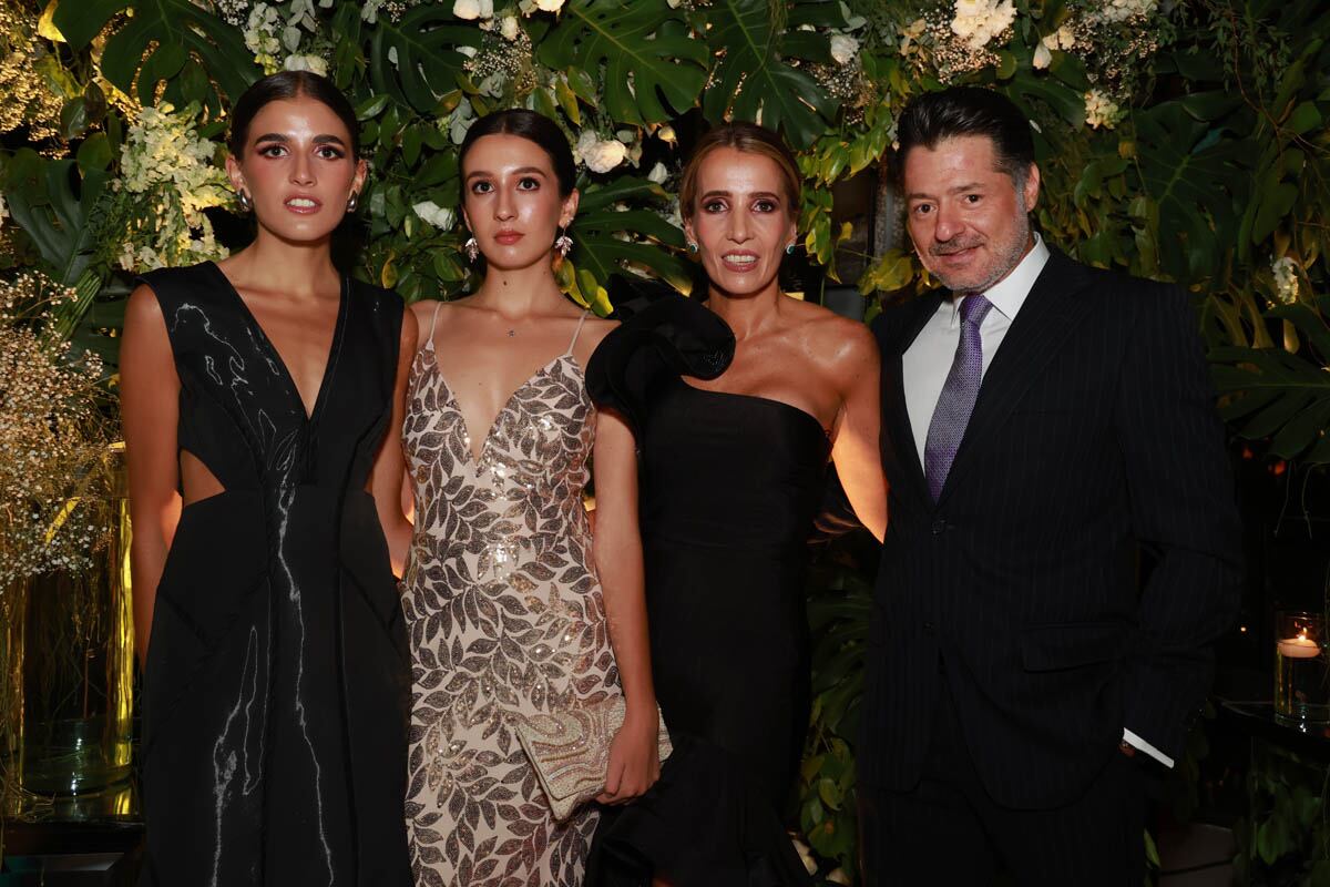 Isabella y Natalia Aladro con Ana Haddad y Ricardo Villanueva. (Foto: Héptor Arjona)