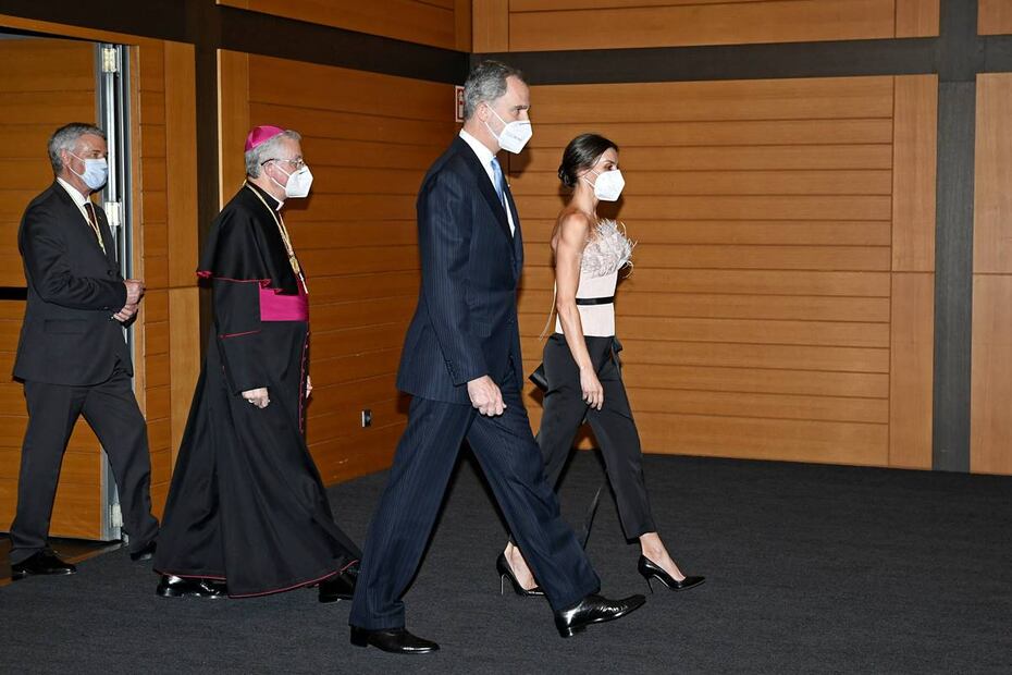 La reina Letizia de España muy elegante y sexy con plumas en gira oficial
