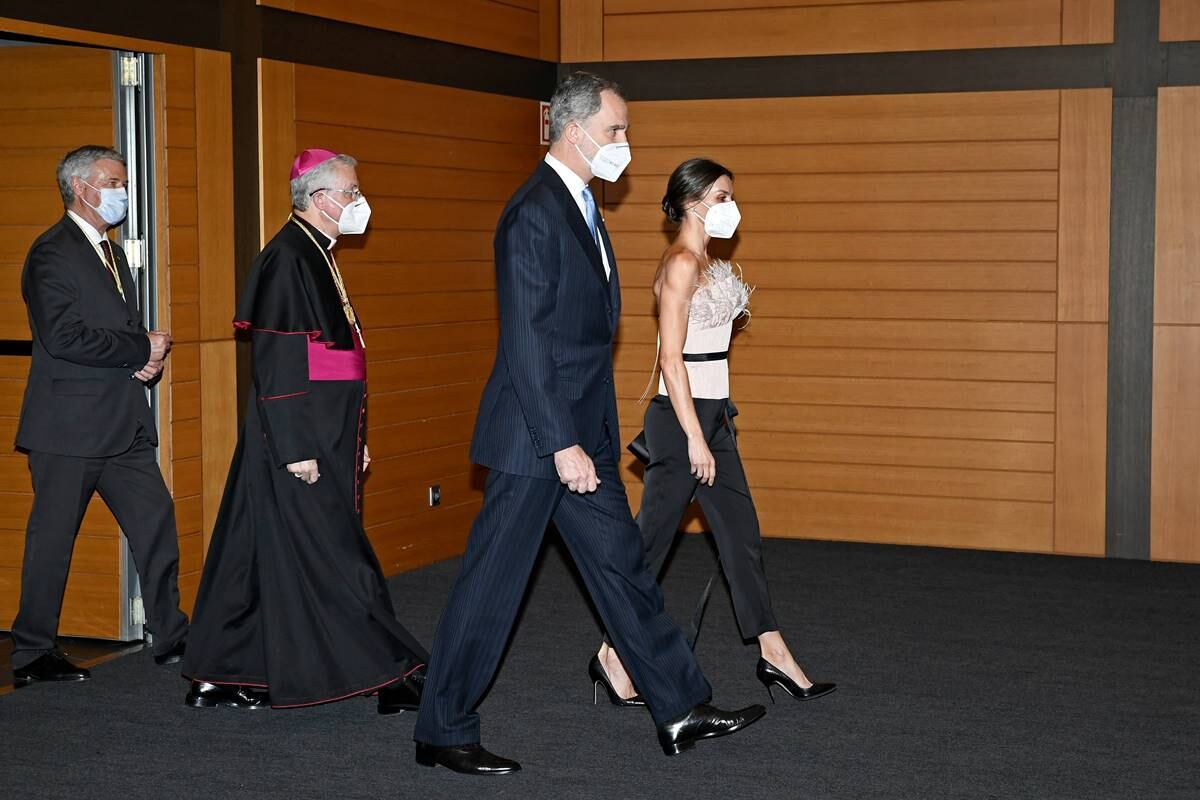 La reina Letizia de España muy elegante y sexy con plumas en gira oficial