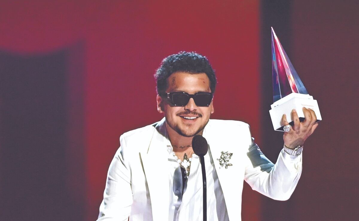 Christian Nodal le copia a J Balvin y aparece con look 'flower power'