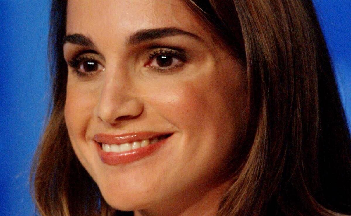 La reina Rania de Jordania conquista de blanco con look ejecutivo 