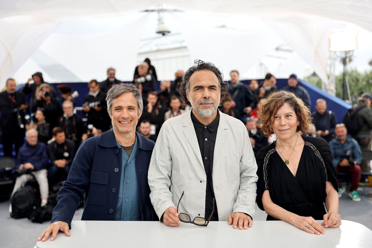 Gael García Bernal, Alejandro González Iñarritu y Martha Sosa asisten al posado de 'Amores Perros' durante el 78º Festival de Cine de Cannes. (Foto: EFE)