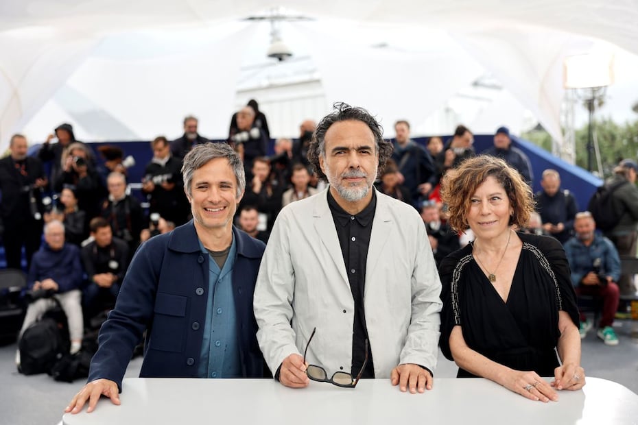Gael García Bernal, Alejandro González Iñarritu y Martha Sosa asisten al posado de 'Amores Perros' durante el 78º Festival de Cine de Cannes. (Foto: EFE)