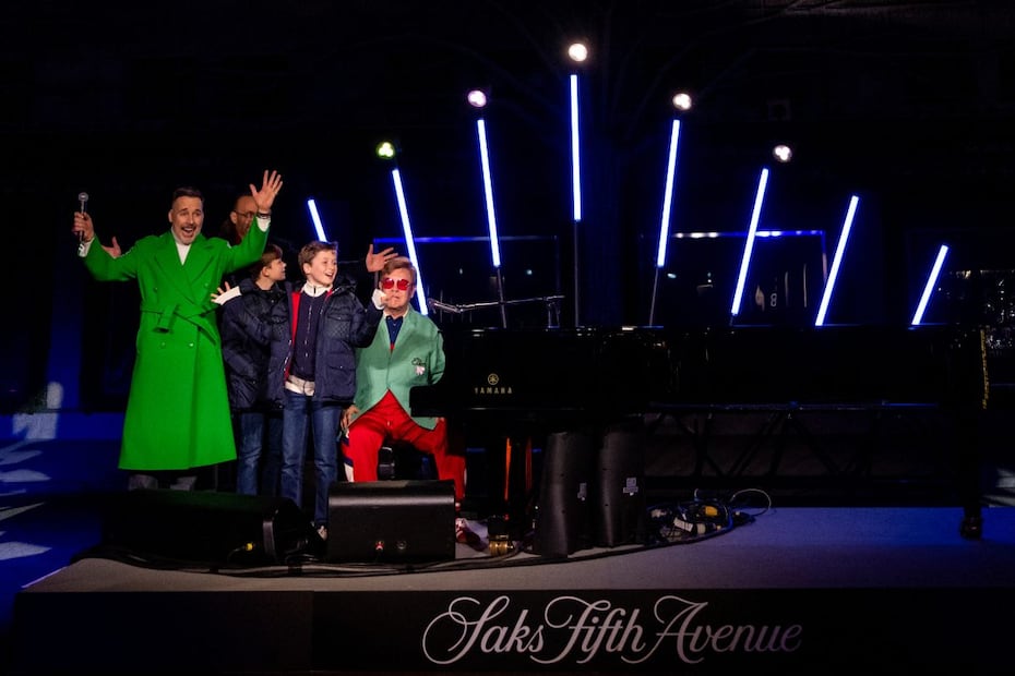 Los hijos de Elton John y David Furnish brillan en el escenario en pleno concierto