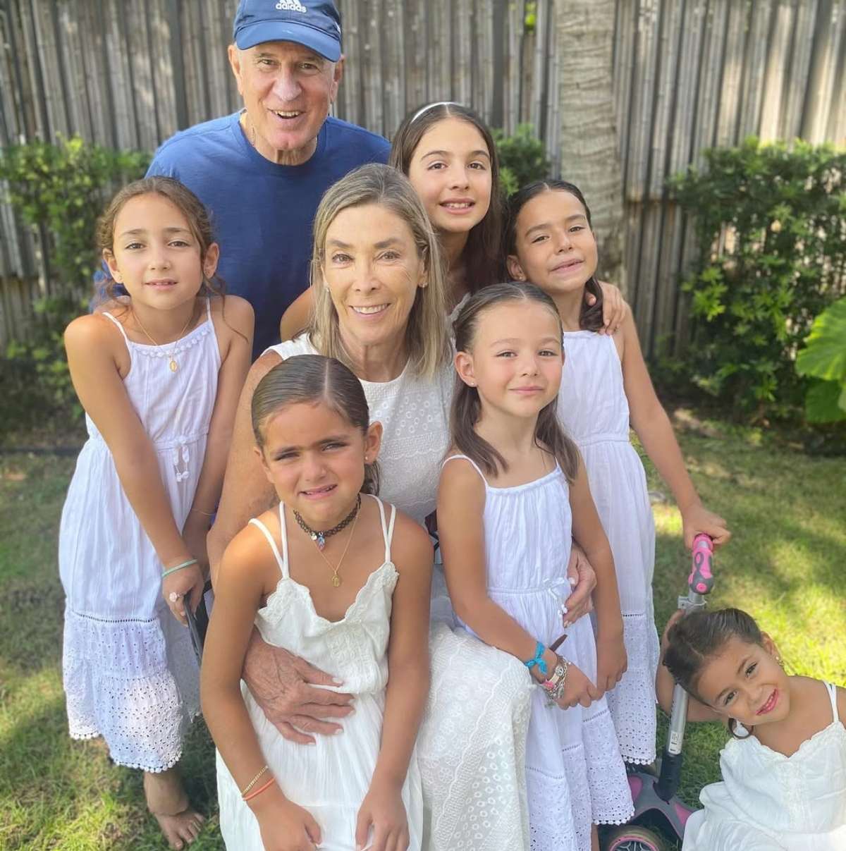 Los papás de Jacky Bracamontes junto a sus nietas / Foto: Instagram @jackybrv