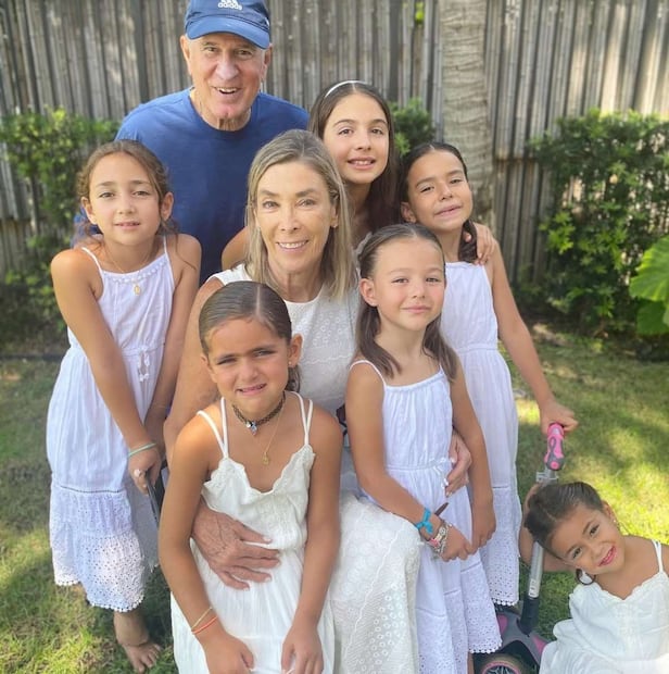 Los papás de Jacky Bracamontes junto a sus nietas / Foto: Instagram @jackybrv
