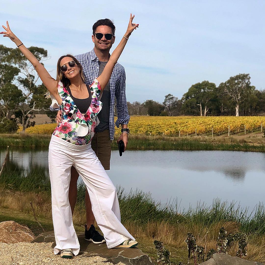 Olivia Peralta y Justin Morgan se comprometen  