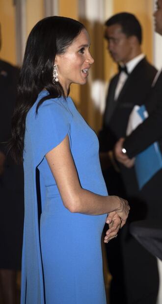 Meghan Markle luce su primer vestido de gala en Fiji y nos deja ver su baby bump