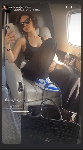 Tenis Jordan, pants negros y bolso personalizado, el elegante look de Ángela Aguilar