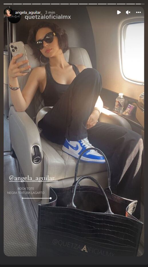 Tenis Jordan, pants negros y bolso personalizado, el elegante look de Ángela Aguilar