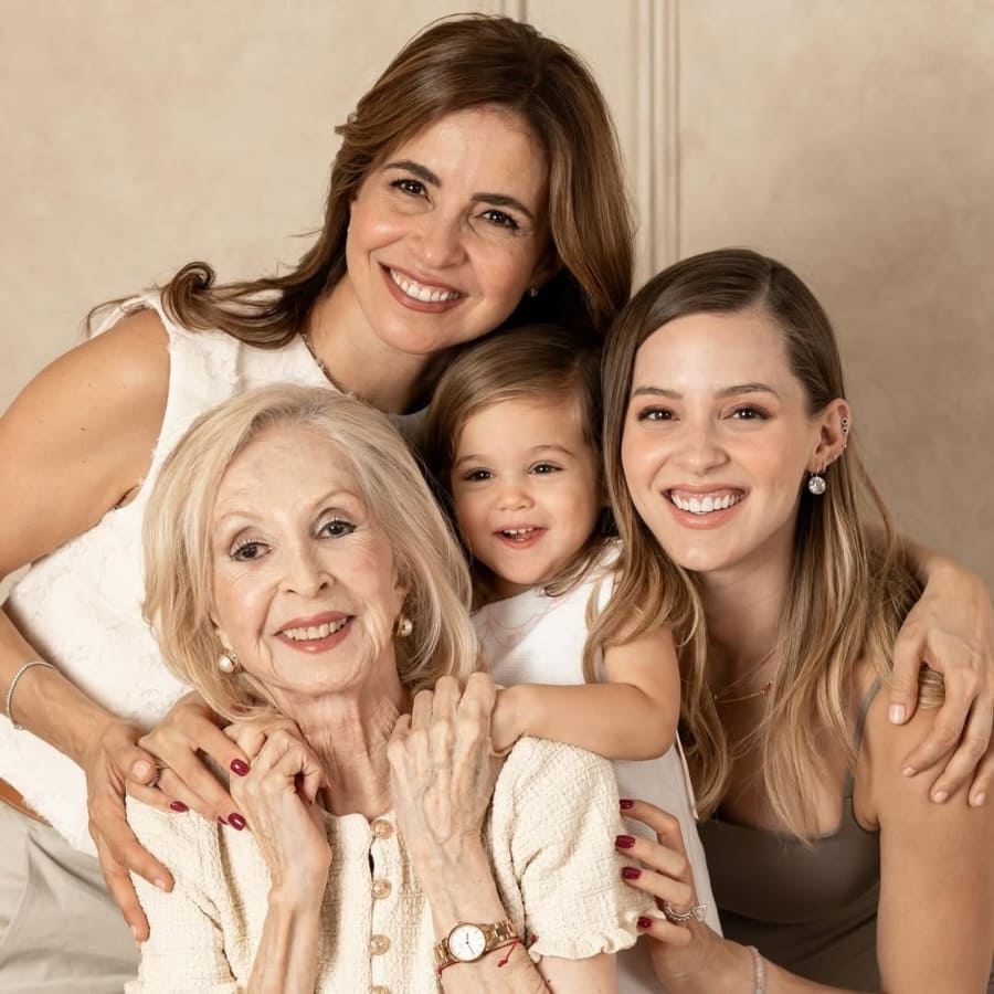 Mariana Rodríguez con su mamá, su abuelita y su hija / Foto: Instagram