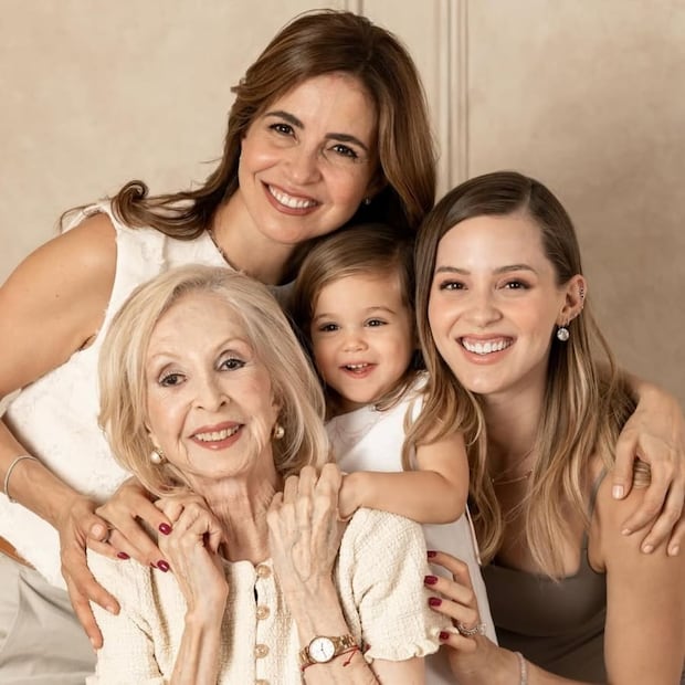 Mariana Rodríguez con su mamá, su abuelita y su hija / Foto: Instagram