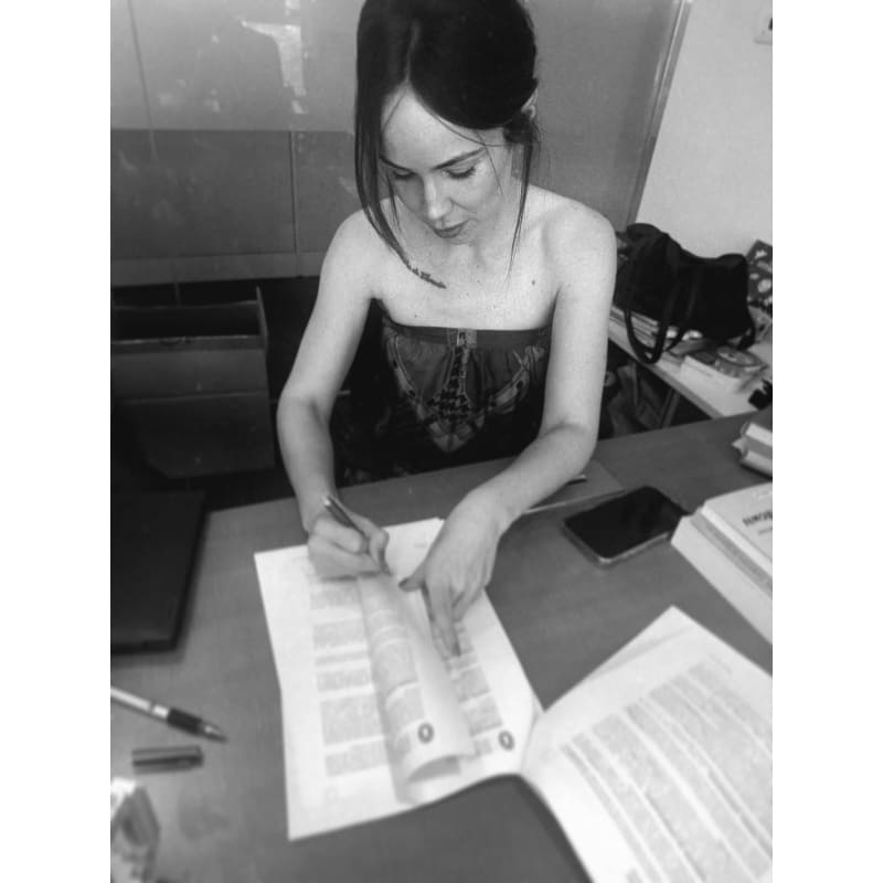 Camila Sodi firmando con Penguin Random House/ Foto: Instagram