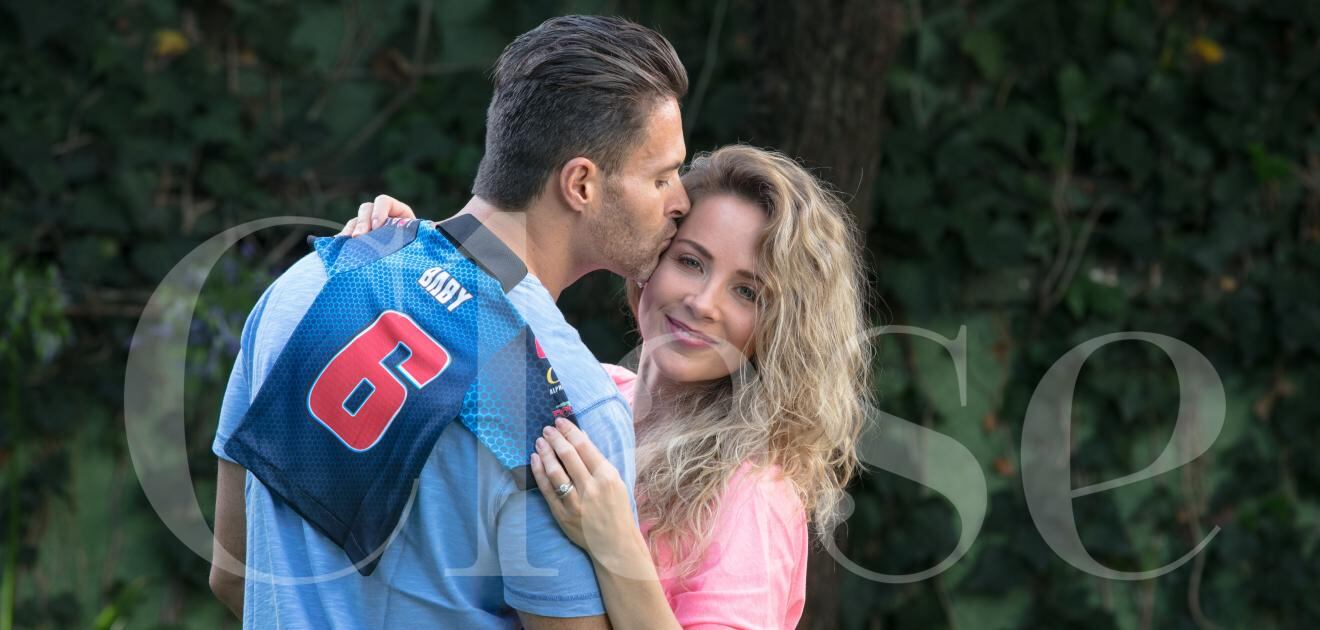 <p>Chris y Roger han sido una de las parejas consentidas de CLASE, con ellos hemos compartido desde su historia de amor hasta la llegada de su primer bebé. Aquí nos posan en exclusiva y nos dan todos los detalles de su dulce espera<strong>&nbsp;(Fotos: Heptor Arjona)</strong></p>
