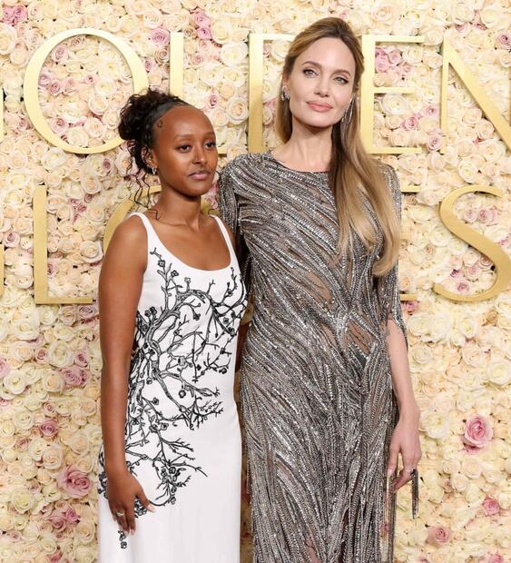 Angelina Jolie con su hija Zahara en los Golden Globes 2025 / Foto: AFP