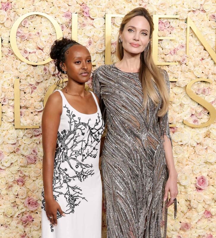 Angelina Jolie con su hija Zahara en los Golden Globes 2025 / Foto: AFP