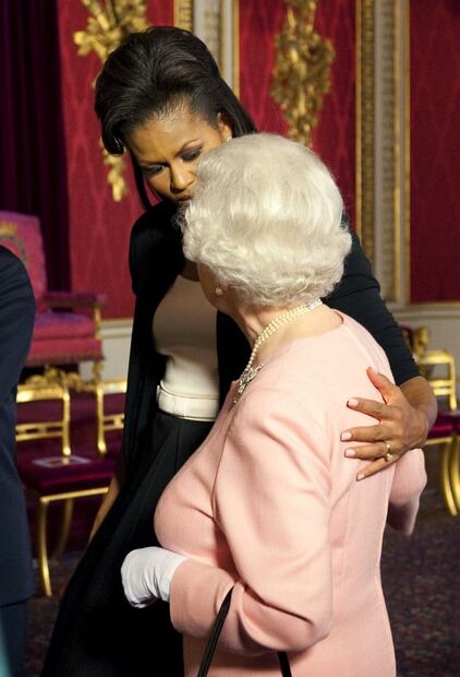 El día que Michelle Obama rompió los protocolos de la realeza británica