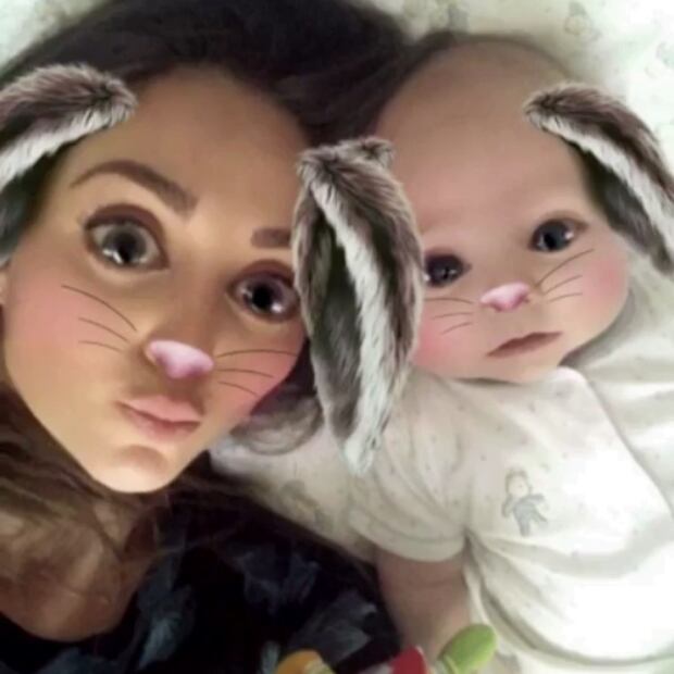 Anahí presume los ojos azules de su hijo