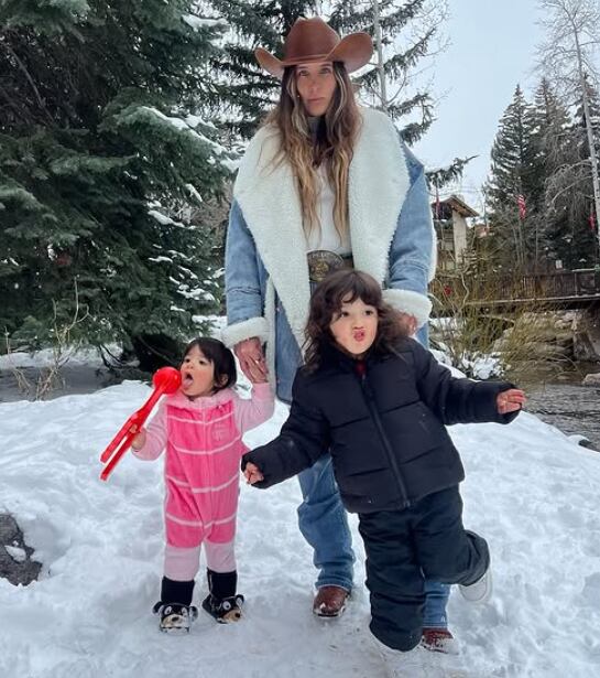 Alexia Hernández, esposa de Alex Fernández, y sus dos hijas en sus vacaciones / Foto: especial: @alexiah.mma