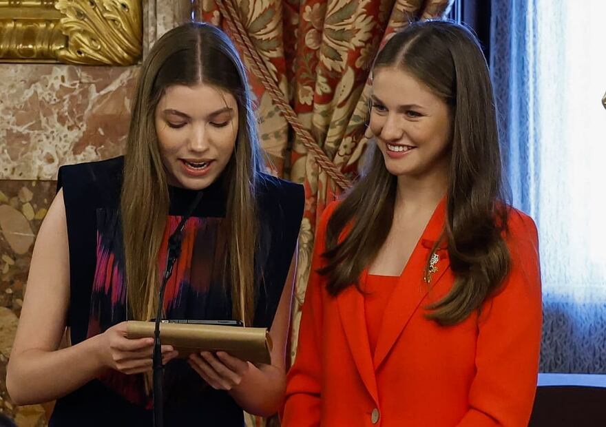 La princesa Leonor y la infanta Sofía ofrecen un discurso sorpresa en el Palacio Real en Madrid / EFE