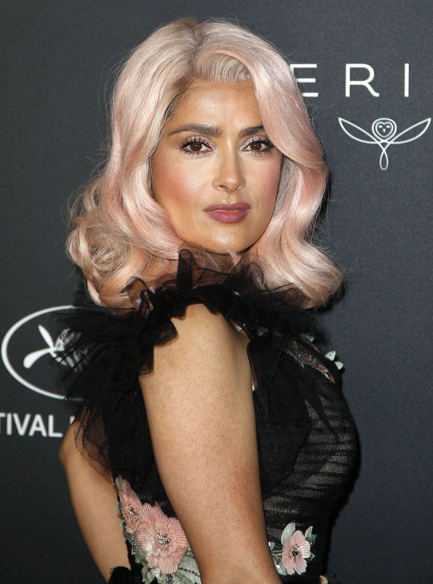 Salma Hayek sorprende con cambio de look en el Festival de Cannes 2017